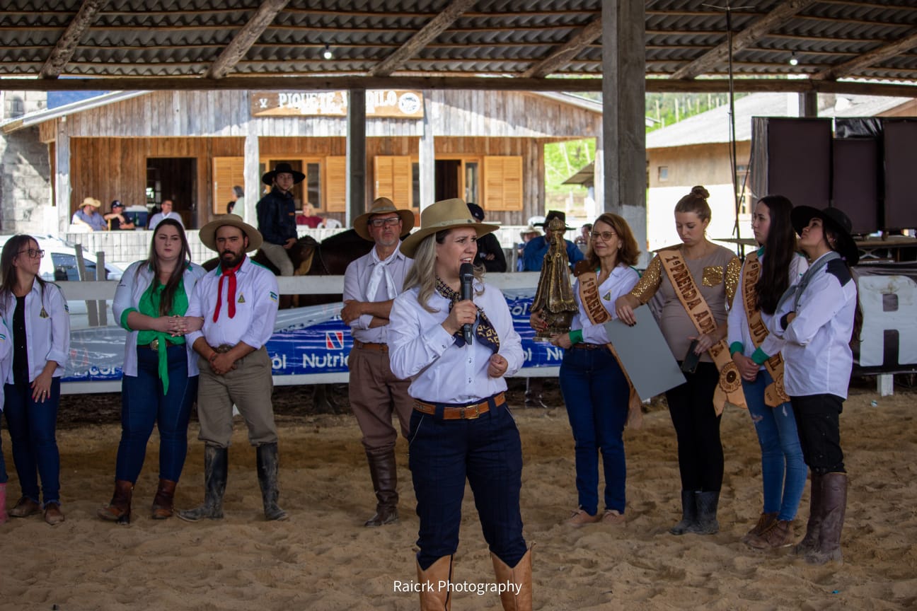 Leia mais sobre o artigo Parque de Exposições lotado na inauguração da primeira pista de laço coberta de SC