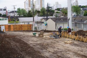 Leia mais sobre o artigo EMPRESA RESPONSÁVEL TRABALHA NAS OBRAS DA PRAÇA SENSORIAL, EM LAGES