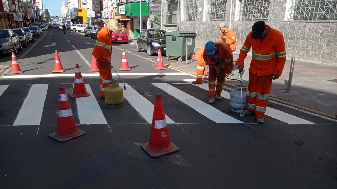 Você está visualizando atualmente Prefeitura de Lages restaura sinalização de trânsito nas rus centrais