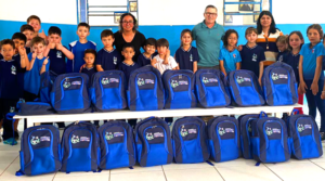 Leia mais sobre o artigo Investimento na educação vai distribuir mais de mil e quinhentos kits com mochilas e materiais escolares para alunos da rede municipal de ensino