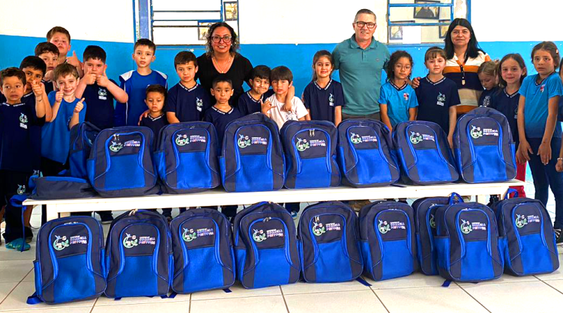 Leia mais sobre o artigo Investimento na educação vai distribuir mais de mil e quinhentos kits com mochilas e materiais escolares para alunos da rede municipal de ensino