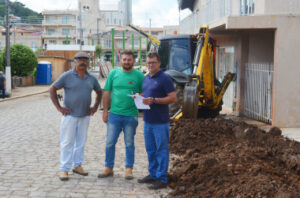 Leia mais sobre o artigo Implantação das redes de água e de esgoto iniciou na Rua Otacílio Granzotto