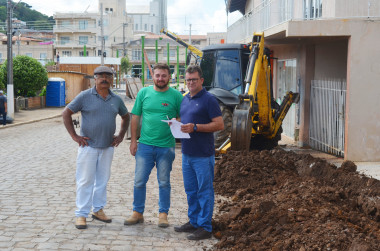 Leia mais sobre o artigo Implantação das redes de água e de esgoto iniciou na Rua Otacílio Granzotto