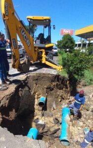 Leia mais sobre o artigo Adutora de 300mm rompe na avenida Belizário Ramos (Carahá) e deve prejudicar abastecimento de água em alguns bairros nesta terça-feira (13)