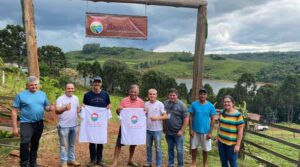 Leia mais sobre o artigo Empreendimento localizado no interior do município de Cerro Negro recebe visita técnica de agrônomos argentinos