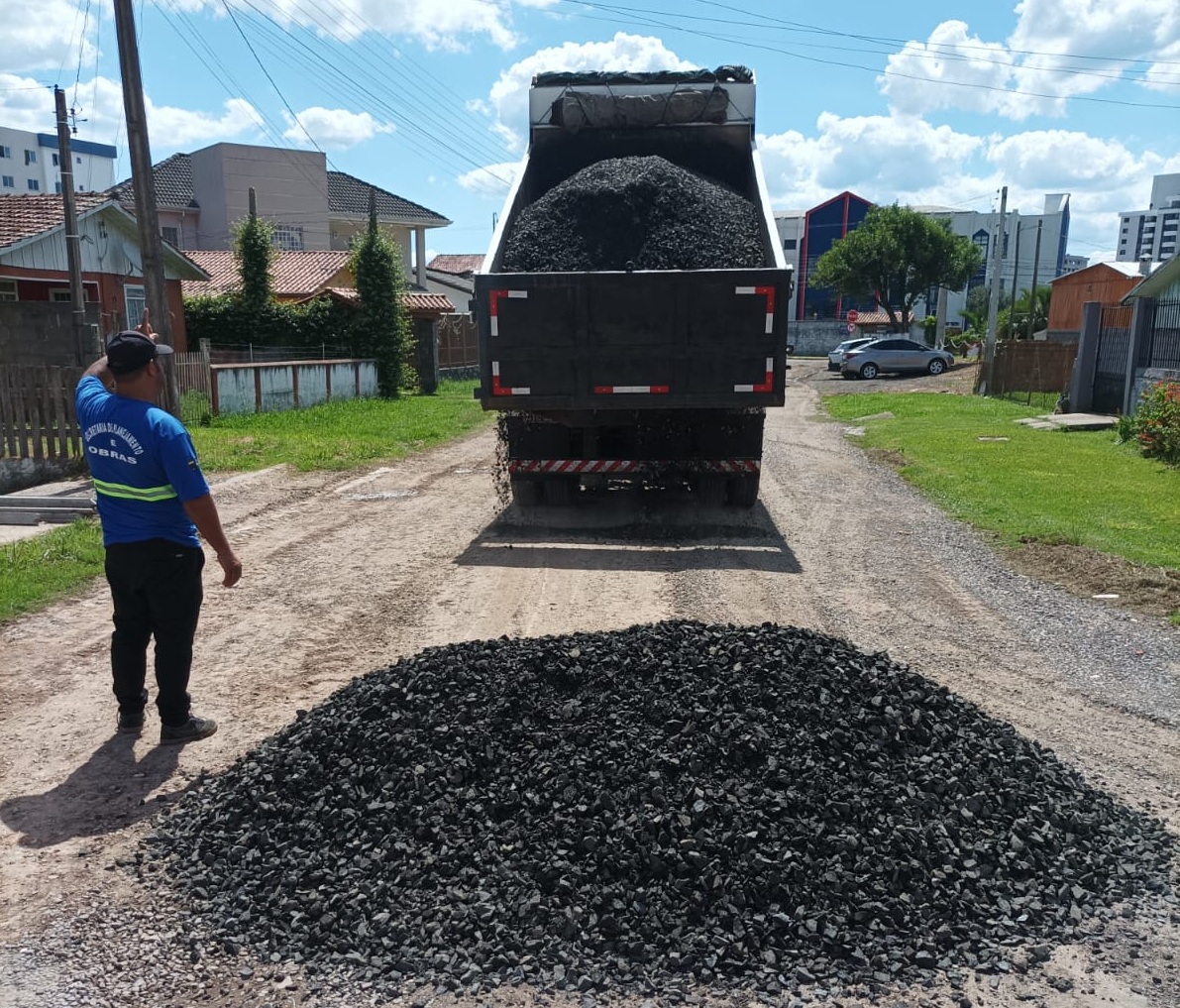Leia mais sobre o artigo Máquinas da Prefeitura de Lages estão nos bairros e realizam a manutenção de vias sem pavimento