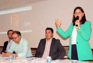 Leia mais sobre o artigo Carmen Zanotto participa da reunião dos prefeitos e relata situação da saúde estadual