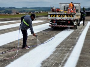 Leia mais sobre o artigo Aeroporto Federal de Lages recebe pintura na pista e pátio de estacionamento