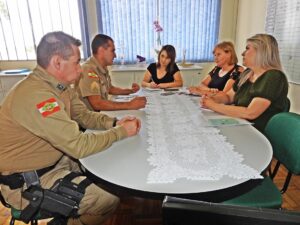 Leia mais sobre o artigo Secretaria da Educação de Lages reafirma parceria com o programa Proerd, da Polícia Militar