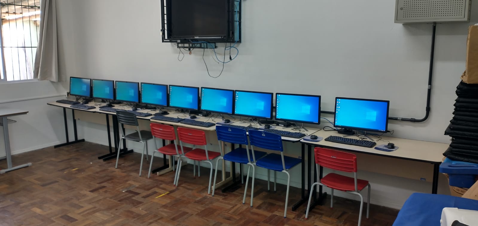 Você está visualizando atualmente Escola Domingos Pereira Portela recebe novo laboratório de informática