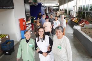 Leia mais sobre o artigo Idosos do Lar Vicentino visitam Mercado Público Municipal