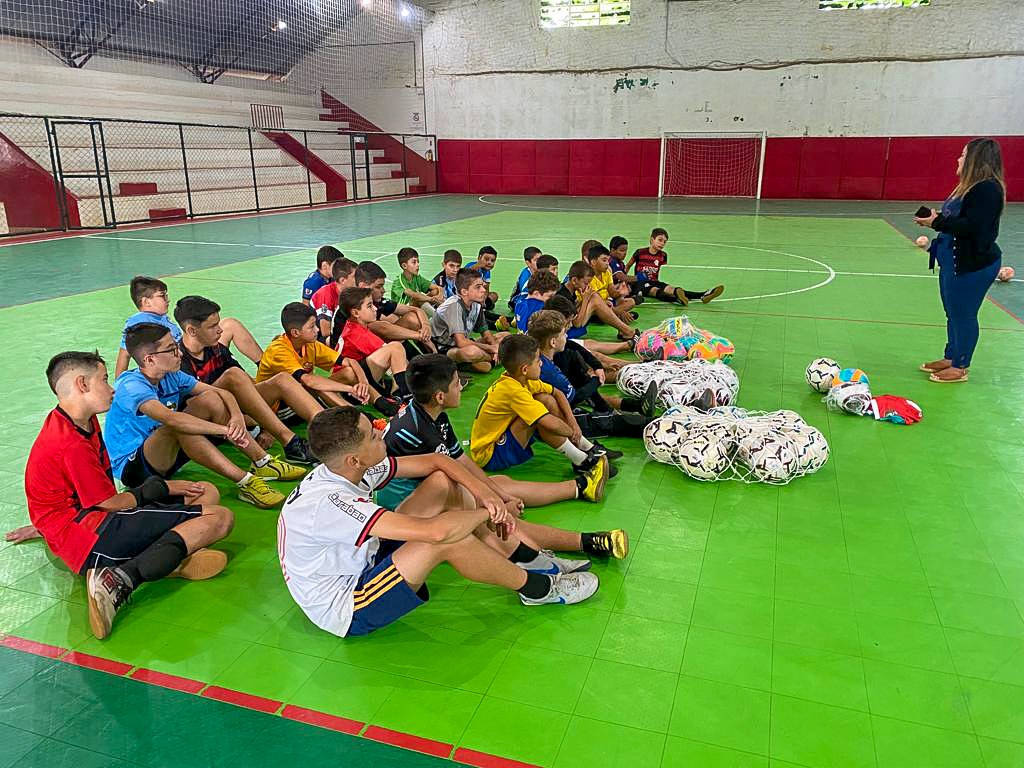 Leia mais sobre o artigo Prefeitura de Campo Belo do Sul entrega materiais esportivos para as escolinhas da CME