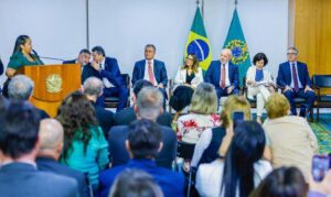 Leia mais sobre o artigo Lula assina projeto de lei que garante verba para piso da enfermagem