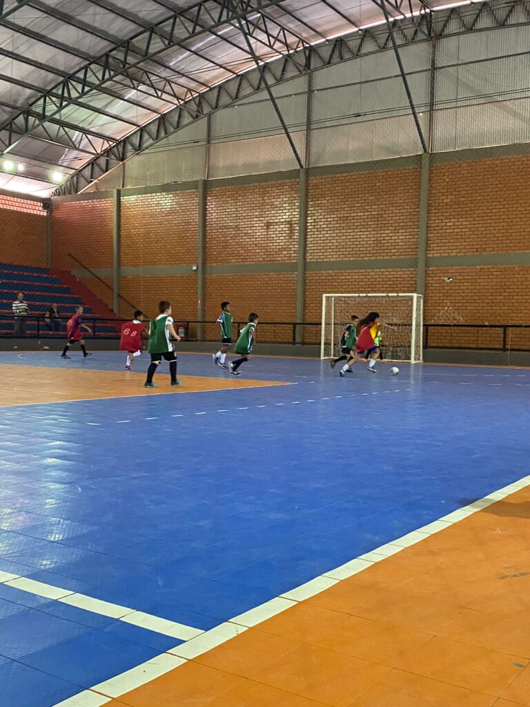 Leia mais sobre o artigo A Prefeitura de Correia Pinto realizou o primeiro torneio de integração da Escolinha de Futsal Virando o Jogo
