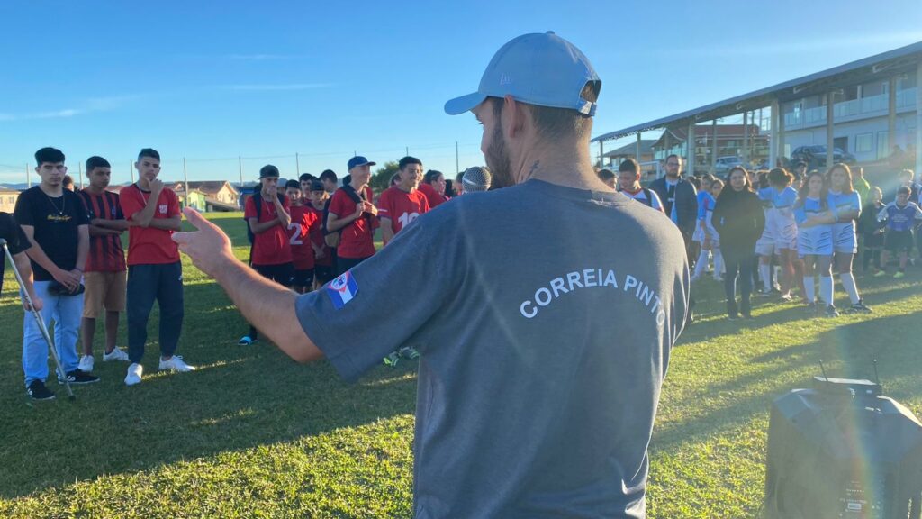 Você está visualizando atualmente Moleque Bom de Bola e Moleca Boa de Bola movimentaram a comunidade escolar em competição de futebol de campo em Correia Pinto