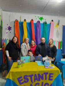 Leia mais sobre o artigo Noite de autógrafos reuniu a comunidade escolar em noite de devolutiva do projeto Estante Mágica.