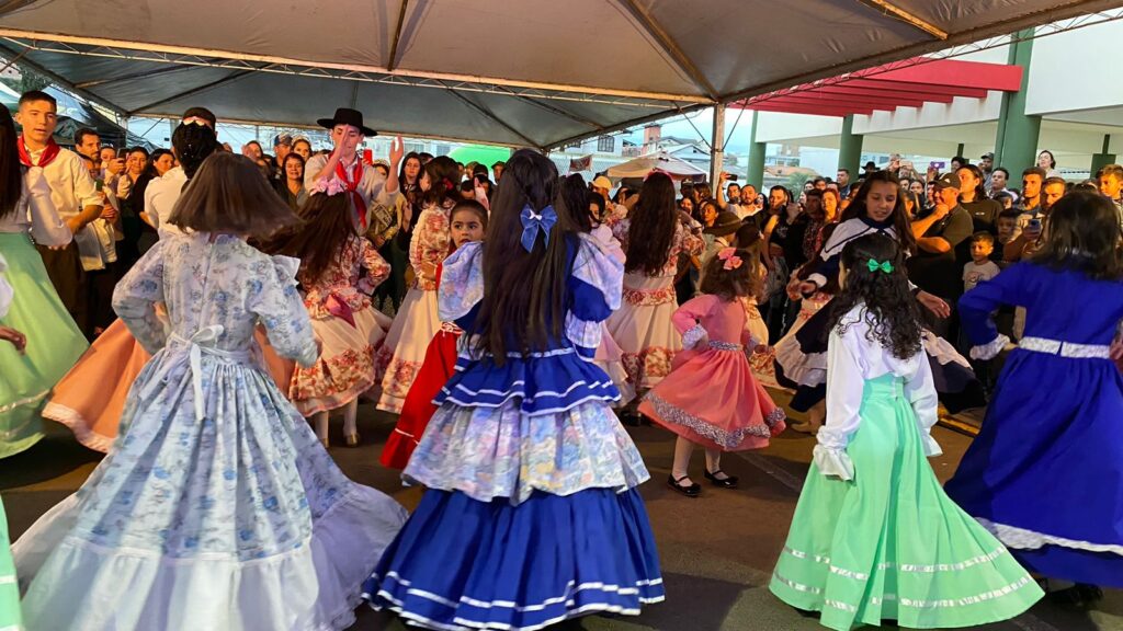 Você está visualizando atualmente Etapa Correia Pinto do Festival de Inverno Serra Catarina levou a comunidade para a praça