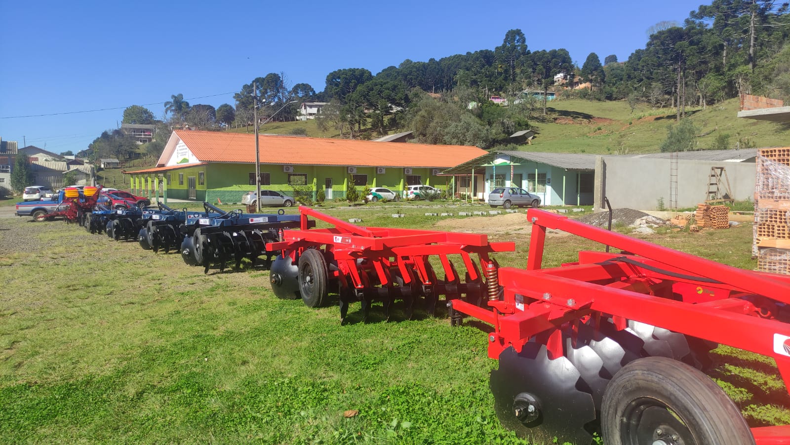 Você está visualizando atualmente Prefeitura do Cerrito repassa trator e implementos à agricultura familiar