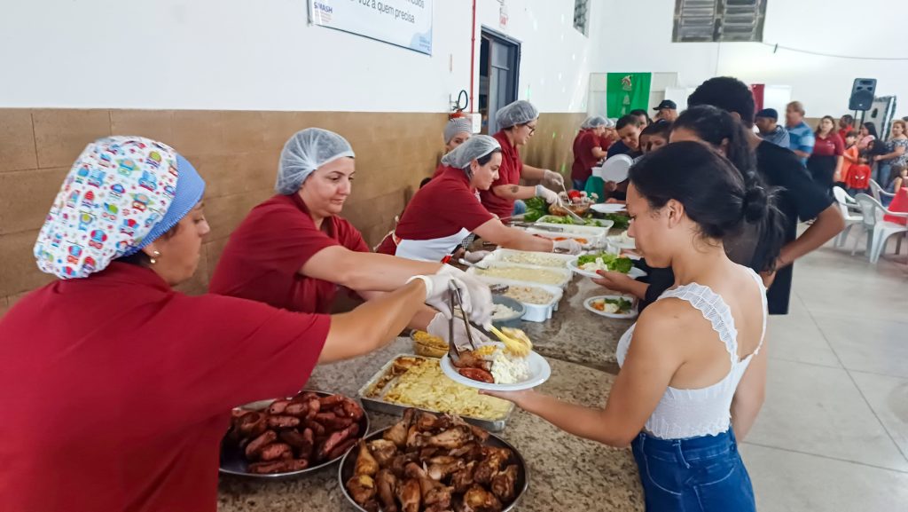 Você está visualizando atualmente Tradicional Jantar de Natal das famílias reuniu mais de 400 pessoas no encerramento das atividades do CRAS e do CREAS em Correia Pinto