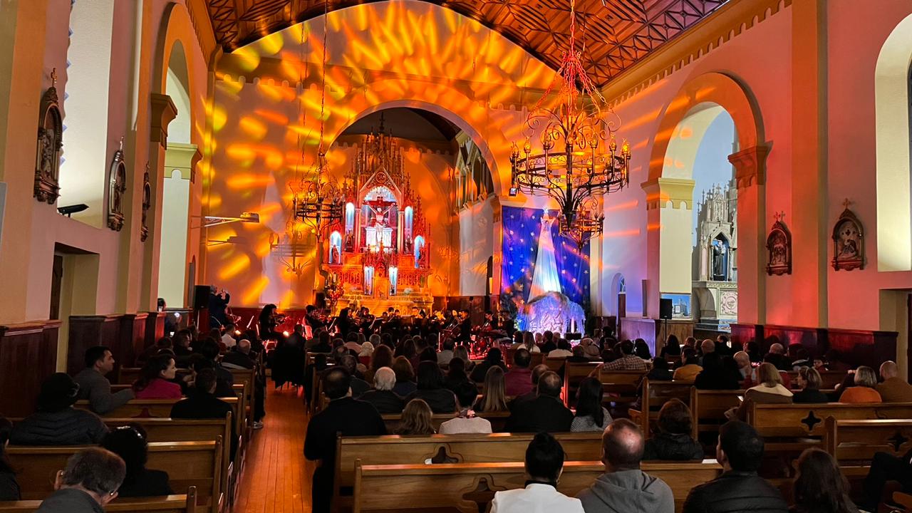 Você está visualizando atualmente Orquestra municipal realiza especial de Natal e Ilumina a Igreja Matriz de São Joaquim