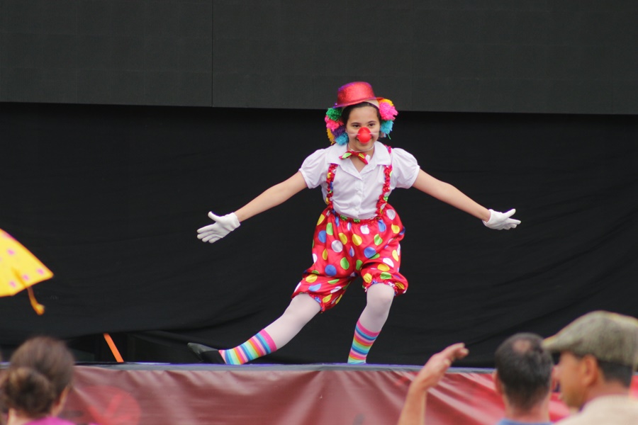 Você está visualizando atualmente A magia do circo através da dança no palco do Natal Felicidade