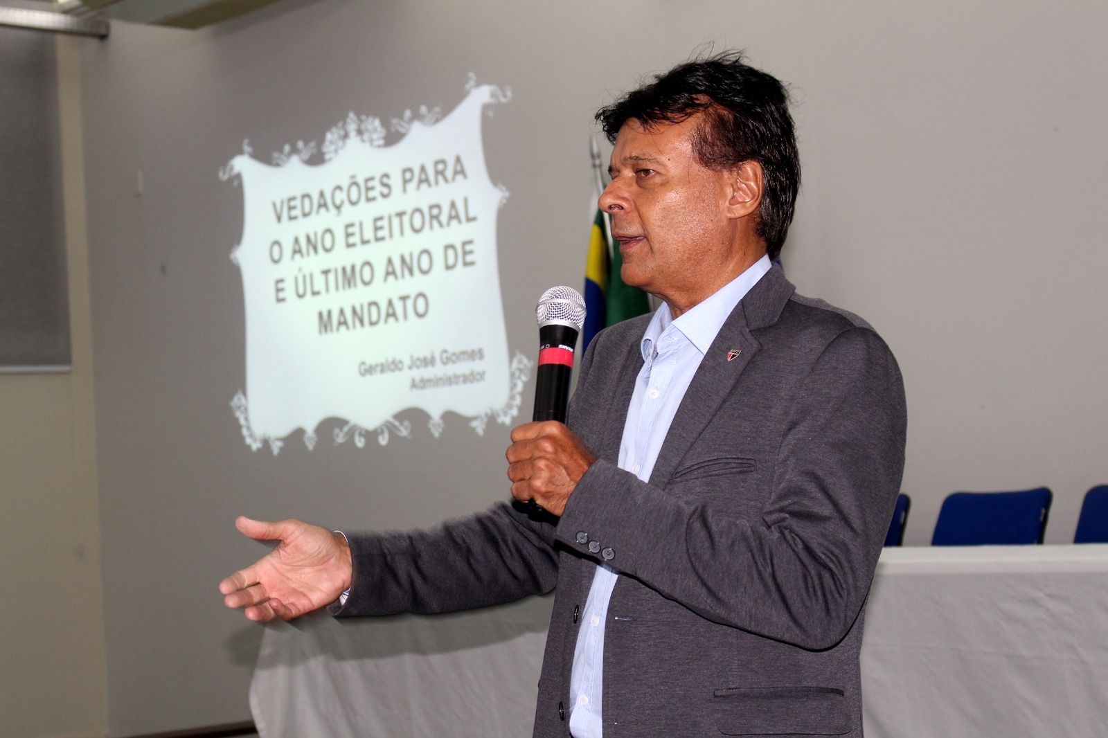 Você está visualizando atualmente Geraldo Gomes orienta agentes públicos sobre vedações em ano eleitoral