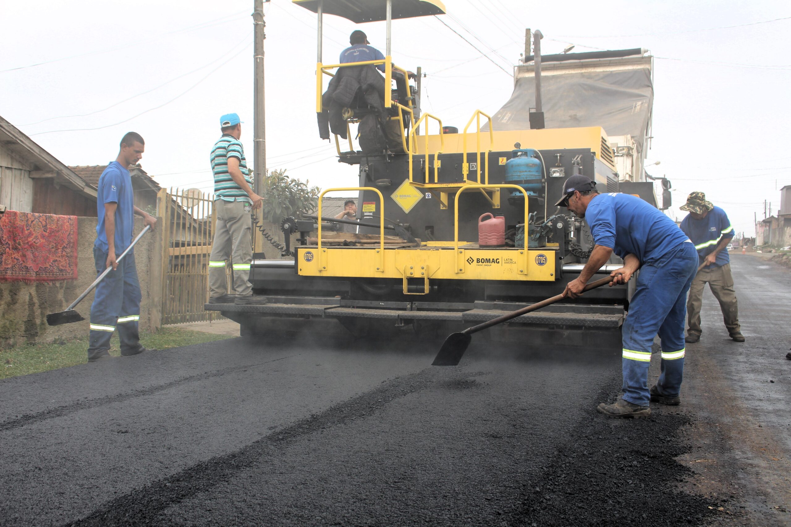 Você está visualizando atualmente Usina de asfalto fornece material para pavimentação no bairro Novo Milênio