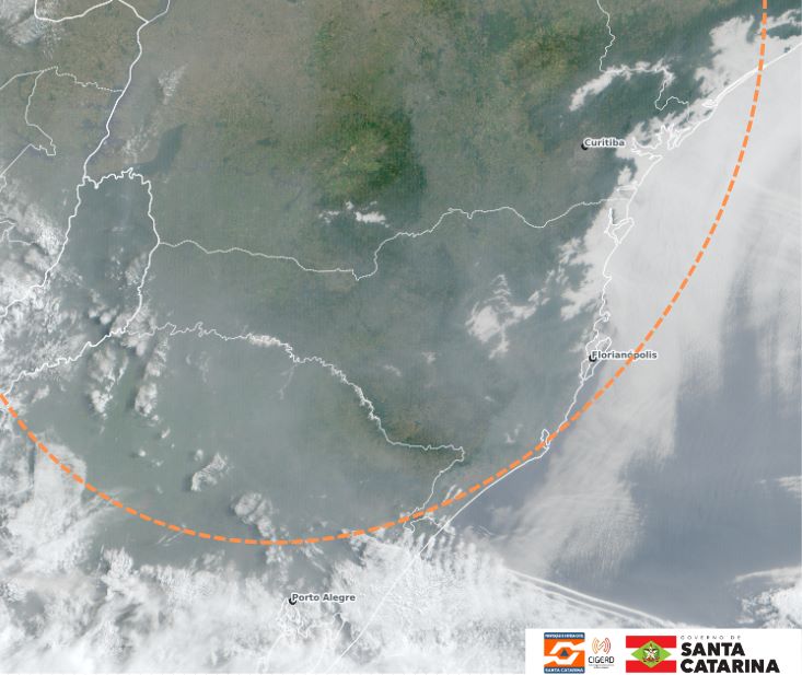 Você está visualizando atualmente Nevoeiro marítimo e fumaça de queimadas marcam o início da semana em Santa Catarina