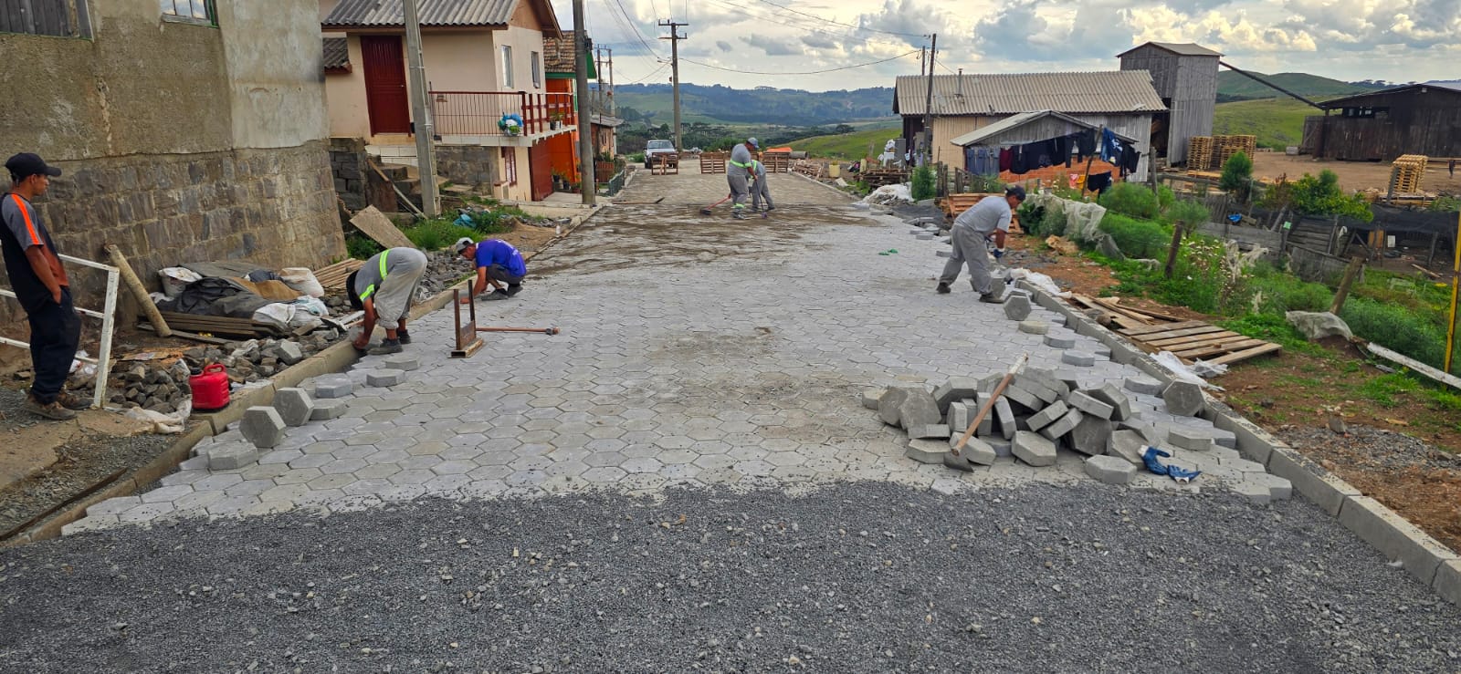 Você está visualizando atualmente Obras de pavimentação avançam na rua Marcos Farias de Oliveira em São Joaquim