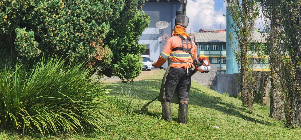 Você está visualizando atualmente São Joaquim reforça limpeza pública com equipe fixa dedicada às praças e escolas