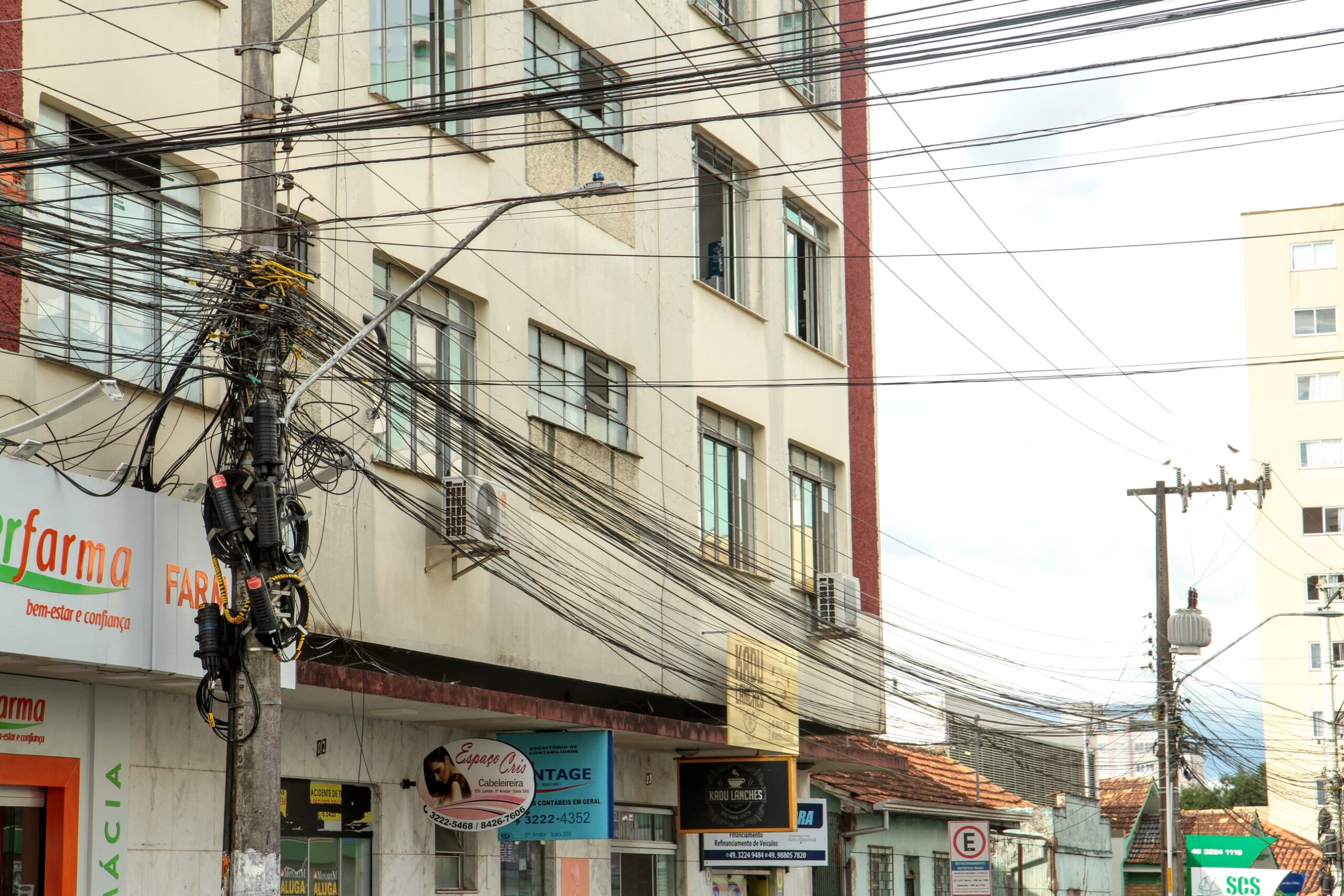 Leia mais sobre o artigo Prefeitura em parceria com a Celesc iniciará ação de despoluição visual no centro da cidade