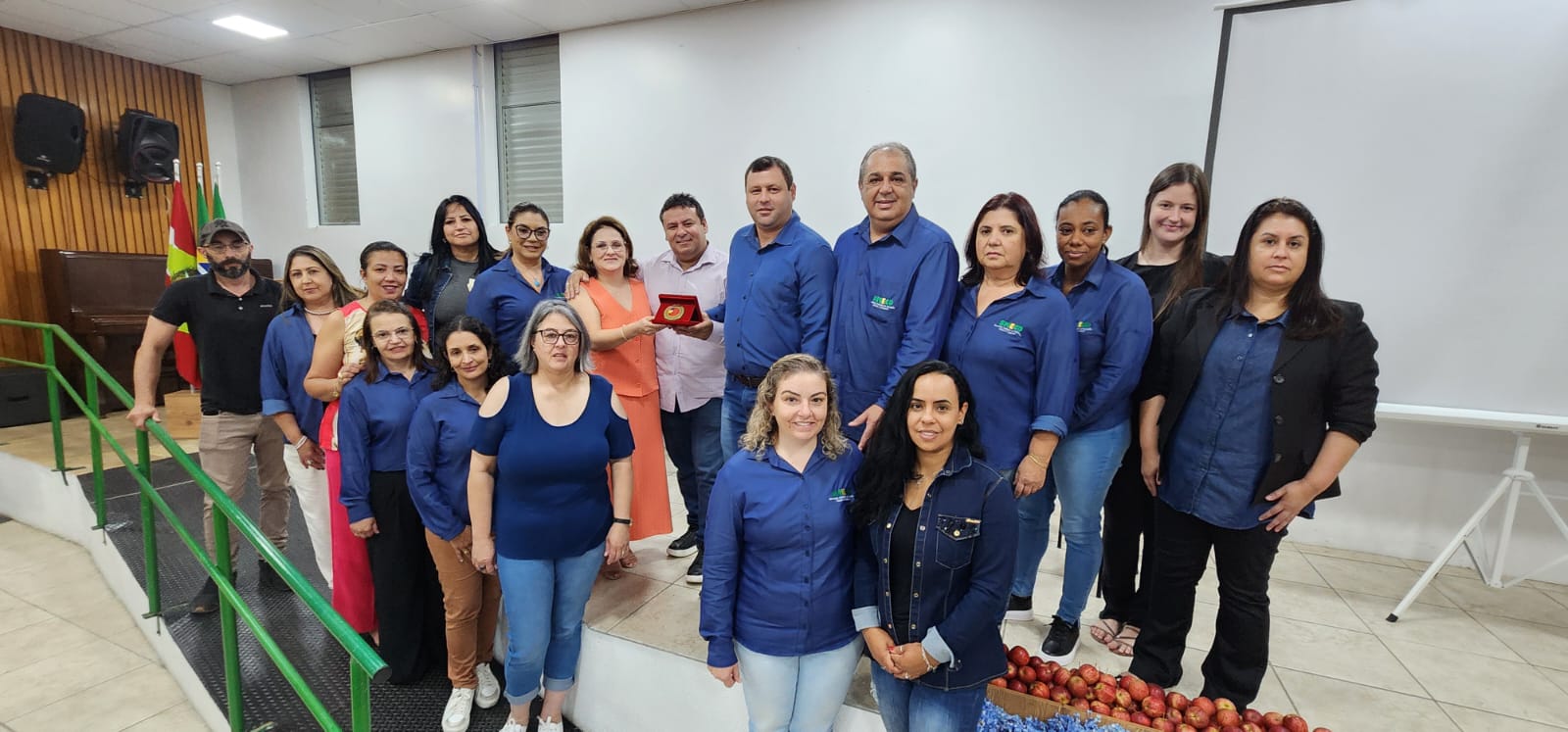 Você está visualizando atualmente Prefeito de São Joaquim entrega Selo Ouro à equipe de educação após recebê-lo em Brasília